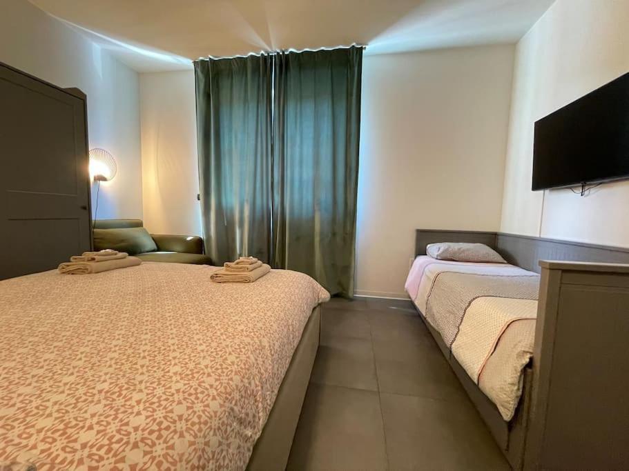 City Center - Modern Flat With Free Parking And Wifi - Apt B ベルガモ エクステリア 写真