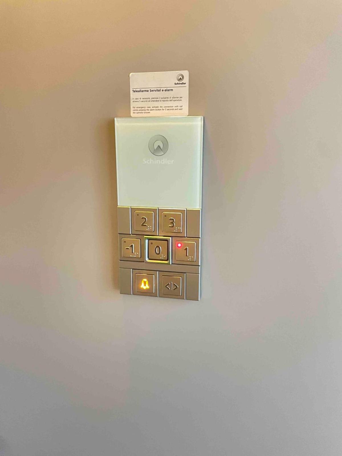 City Center - Modern Flat With Free Parking And Wifi - Apt B ベルガモ エクステリア 写真