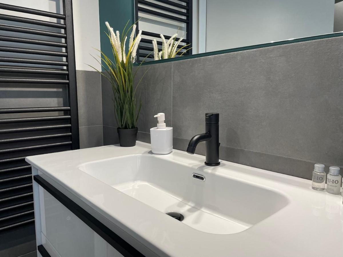 City Center - Modern Flat With Free Parking And Wifi - Apt B ベルガモ エクステリア 写真